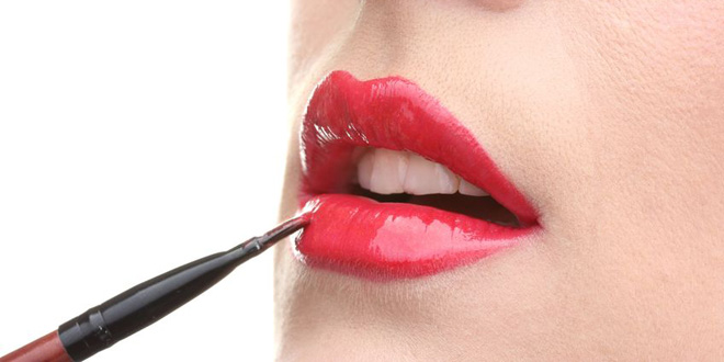 Rote gepflegte Lippen sind die pure Verführung! Doch wer denkt beim Lippenstift an Gift?