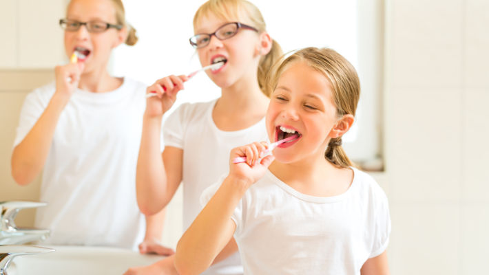 Kinder sollten zunächst lernen mit Handzahnbürsten ihre Zähne zu putzen. fotolia.de ©Kzenon (#55829277)